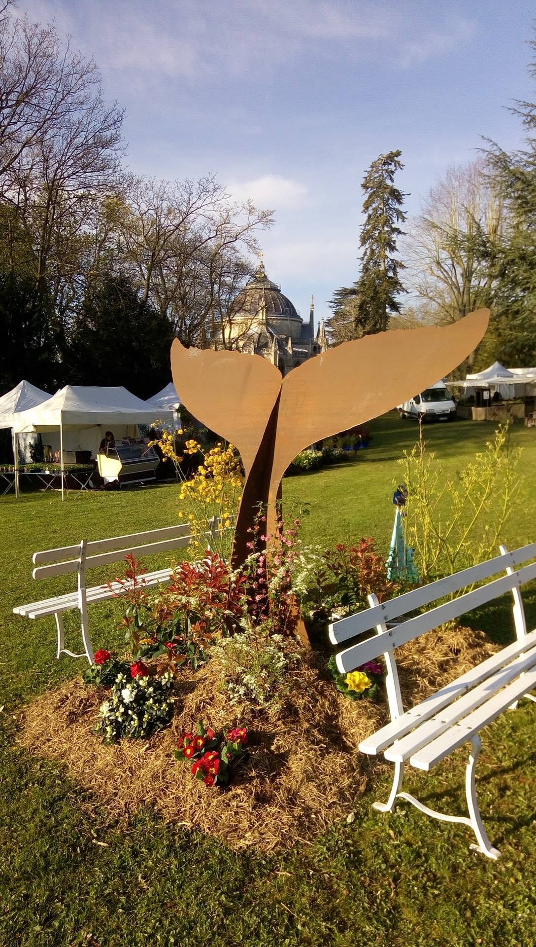 Sculpture sur mesure en acier découpé représentant une queue de baleine